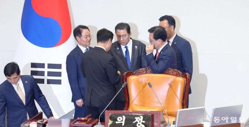 우원식 국회의장과 여야 원내 지도부가 25일 오후 국회 본회의 패스트트랙 지정 투표에서 투표수가 명패 수보다 많이 나온 것에 대해 대화를 나누고 있다. 왼쪽부터 김민기 국회 사무총장, 더불어민주당 허영 원내정책수석