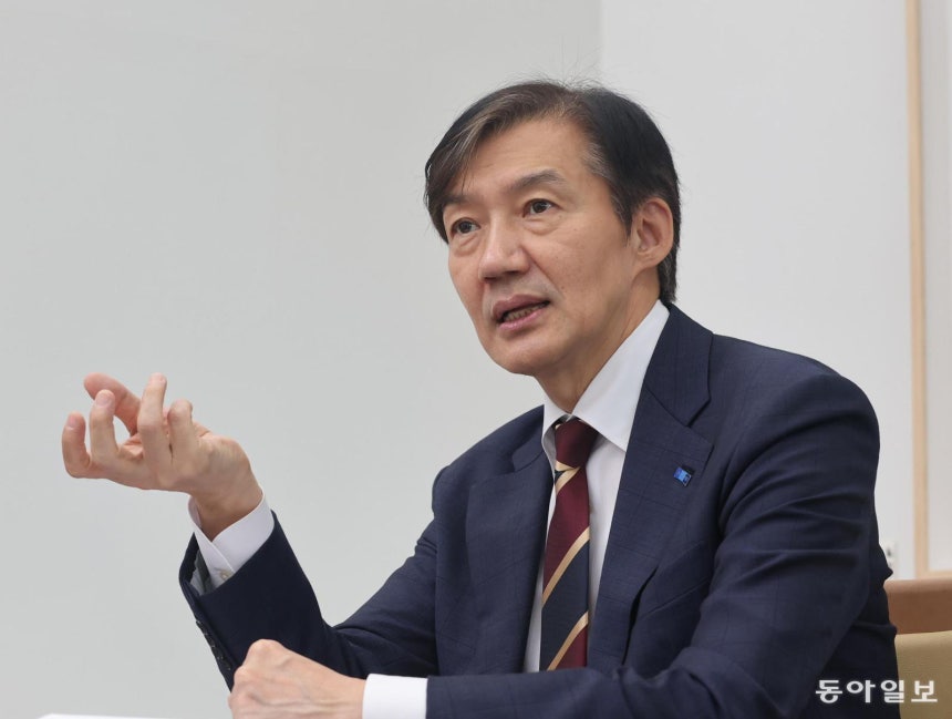 조국혁신당 조국 비상대책위원장이 26일 국회 본청 비대위원장실에서 동아일보와 인터뷰를 하고 있다. 인터뷰는 혁신정책연구원장이던 5일과 비대위원장 임명 이후인 26일 등 두 차례에 걸쳐 이뤄졌다. 장승윤 기자 tom