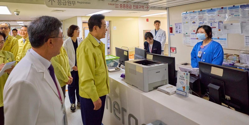 응급의료 현장 찾아 “의료대란 3년, 고생 많았다”