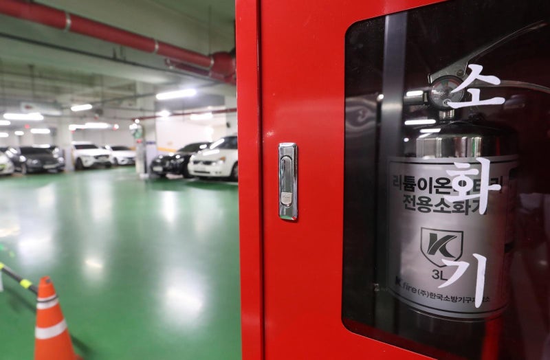 [단독]배터리 불 못끄는 소화기로 진화 시도, 국정자원 화염 번졌다
