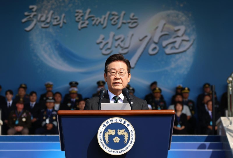 李 “軍 <b>불법계엄 잔재</b> 말끔히 <b>청산</b>…강력한 자주국방의 길로”