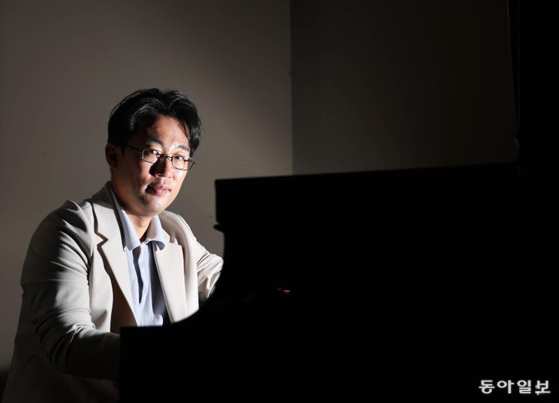 “사카모토 류이치, 그의 음악은 다른 중력으로 흐릅니다”