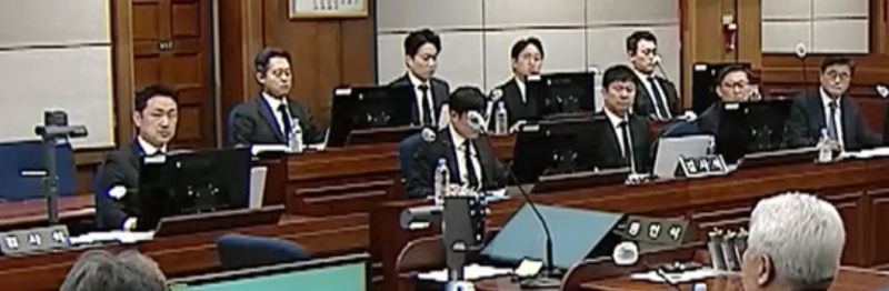 검은 넥타이 매고 尹재판 나온 특검 파견 검사들