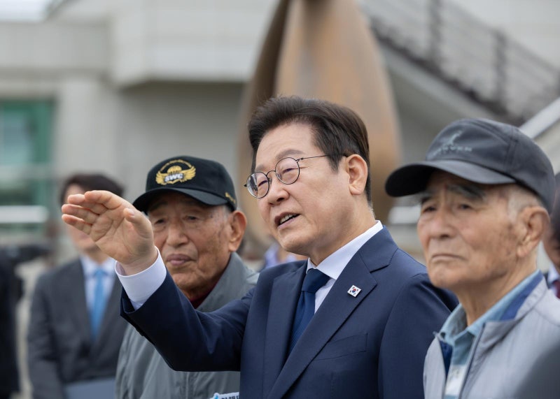 李 “<b>이산가족</b> 서로 죽었나 살았나…편지라도 받게해야”