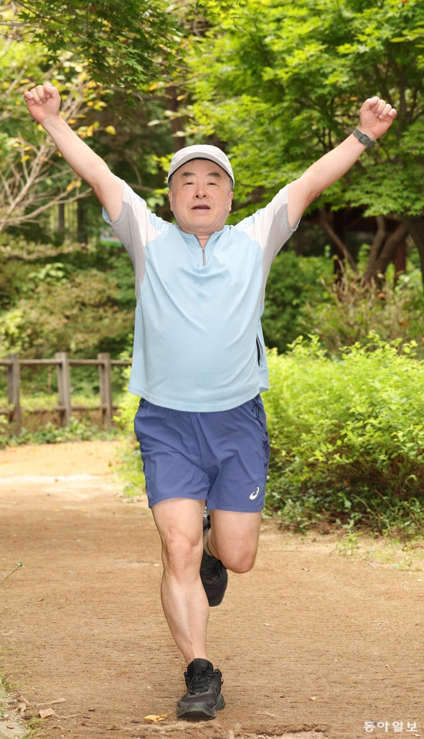 이명현 변호사가 서울 남산순환도로를 달리며 양팔을 들어 올리고 있다. 2001년 마라톤에 입문해 42.195km 풀코스를 50회 가까이 완주한 그는 요즘 주 3, 4회 10~15k