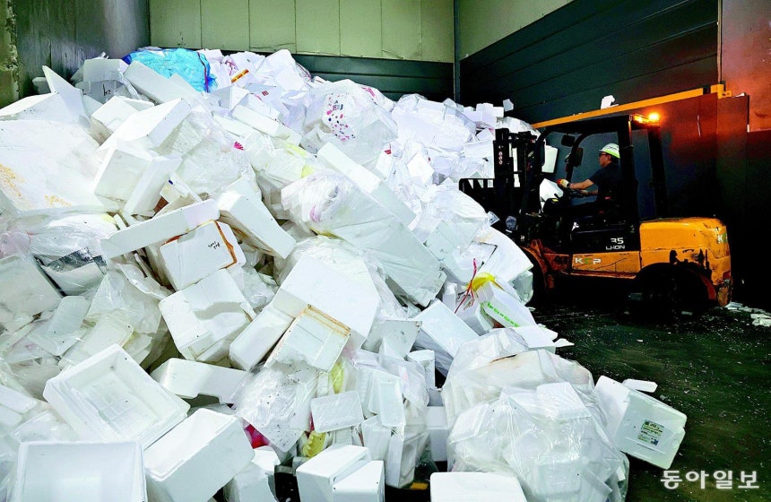 9일 경기 하남시 쓰레기 소각 시설인 유니온파크 관계자들이 추석 명절에 수거한 스티로폼 재활용 처리 작업을 하고 있다. 하남=홍진환 기자 jean@donga.com