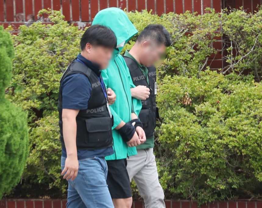 태국 파타야에서 공범 2명과 함께 한국인 관광객을 납치 살해한 혐의를 받는 피의자 A 씨(27)가 조사를 위해 경남 창원시 성산구 경남경찰청 형사기동대로 이동하고 있다.   A 씨