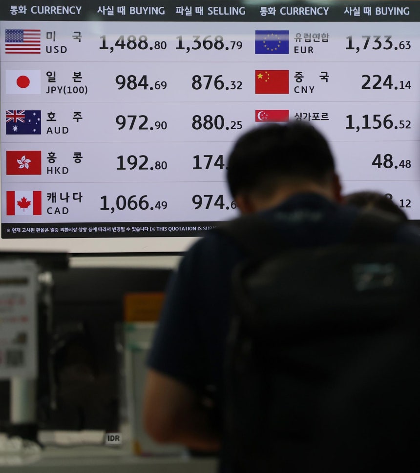 미중 관세전쟁 재개 여파로 원·달러 환율이 야간 거래에서 한때 1432원을 돌파하며 5개월 만의 최고치를 기록한 가운데 12일 인천국제공항 제1여객터미널 환전소에 환율 시세가 표시