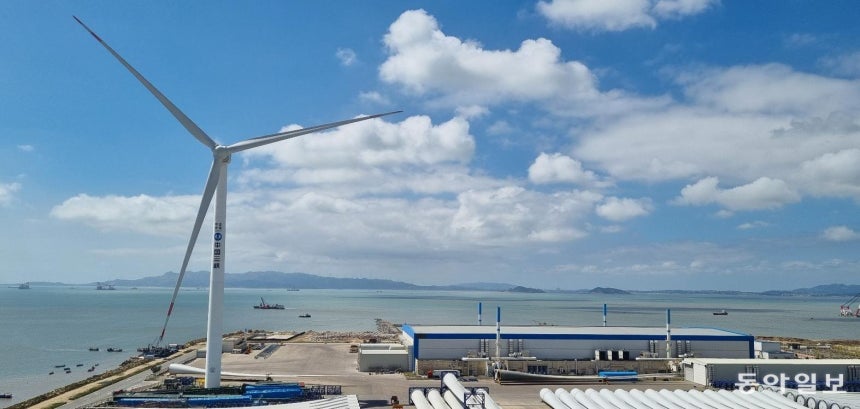 9월 26일 찾은 중국 푸젠성 푸칭에 있는 ‘푸젠 싼샤 해상풍력 국제산업단지’. 거대한 풍력발전 설비 주변으로 이 단지에서 만들어진 수십 개의 블레이드가 조립을 기다리고 있다. 푸