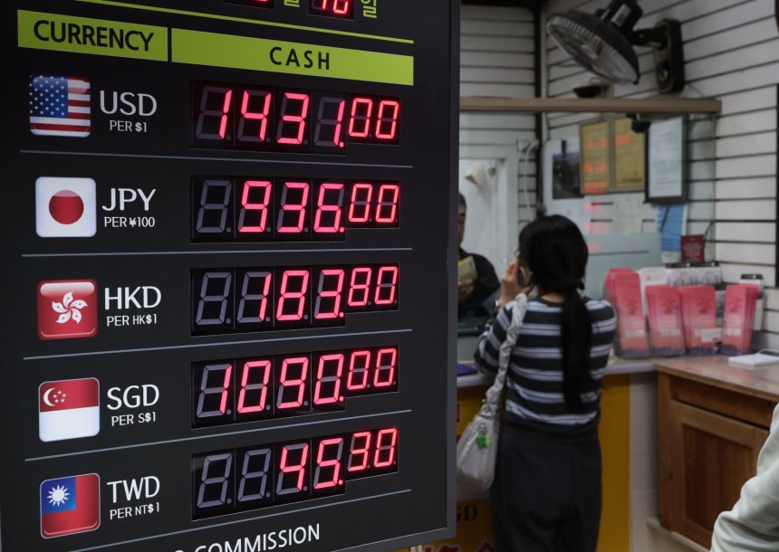 원·달러 환율이 급등한 10일 오후 서울 중구 명동의 환전소 달러 시세가 1달러 당 1430원을 넘겨 거래되고 있다. 2025.10.10. [서울=뉴시스]