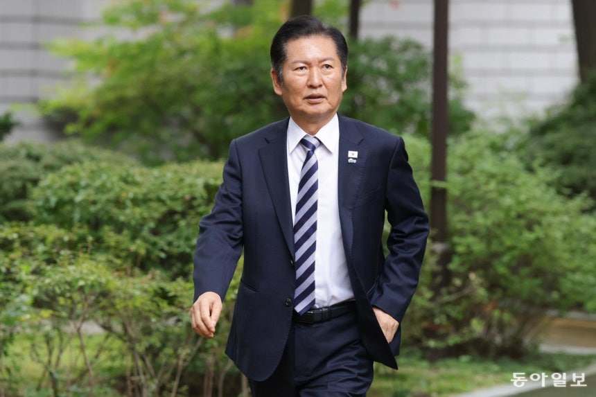 정청래 더불어민주당 대표가 12일 오후 서울 종로구 국무총리공관에서 열린 고위당정협의회에 참석하기 위해 회의장으로 향하고 있다. 박형기 기자 oneshot@donga.com