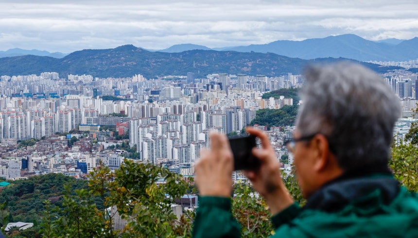 서울 아파트값이 4주 연속 상승폭을 키우며 비규제지역 중심으로 과열 현상이 뚜렷해지고 있는 12일 서울 남산에서 관광객들이 도심 전경을 감상하고 있다. 2025.10.12/뉴스1