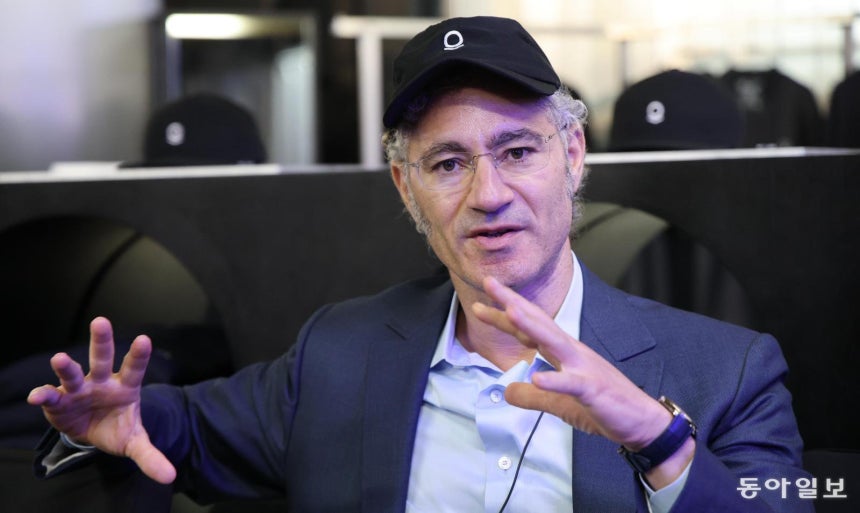 서울 성동구 팝업스토어 현장에서 동아일보와 인터뷰를 하는 앨릭스 카프 팔란티어 대표. 첫 여자친구가 한국인이었다는 그는 “김치찌개, 깍두기 등을 좋아할 만큼 한국 문화를 잘 안다”