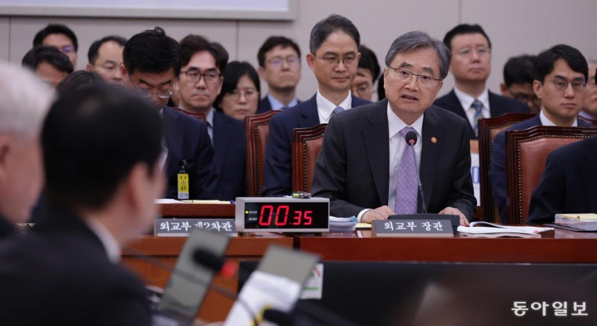 조현 외교부 장관(오른쪽)이 13일 국회 외교통일위원회 국정감사에 출석해 의원들의 질의에 답변하고 있다. 조 장관은 3500억 달러 규모 대미 투자에 대한 질의에 “미국에서 새로운