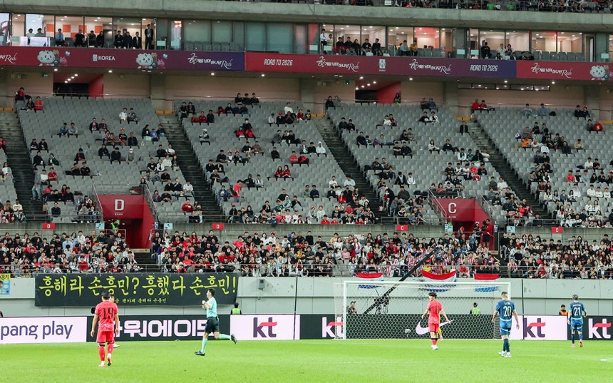 14일 오후 서울 마포구 서울월드컵경기장에서 열린 하나은행 초청 축구국가대표팀 친선경기 대한민국과 파라과이의 경기, 관중석 곳곳이 비어있다. 2025.10.14. [서울=뉴시스]