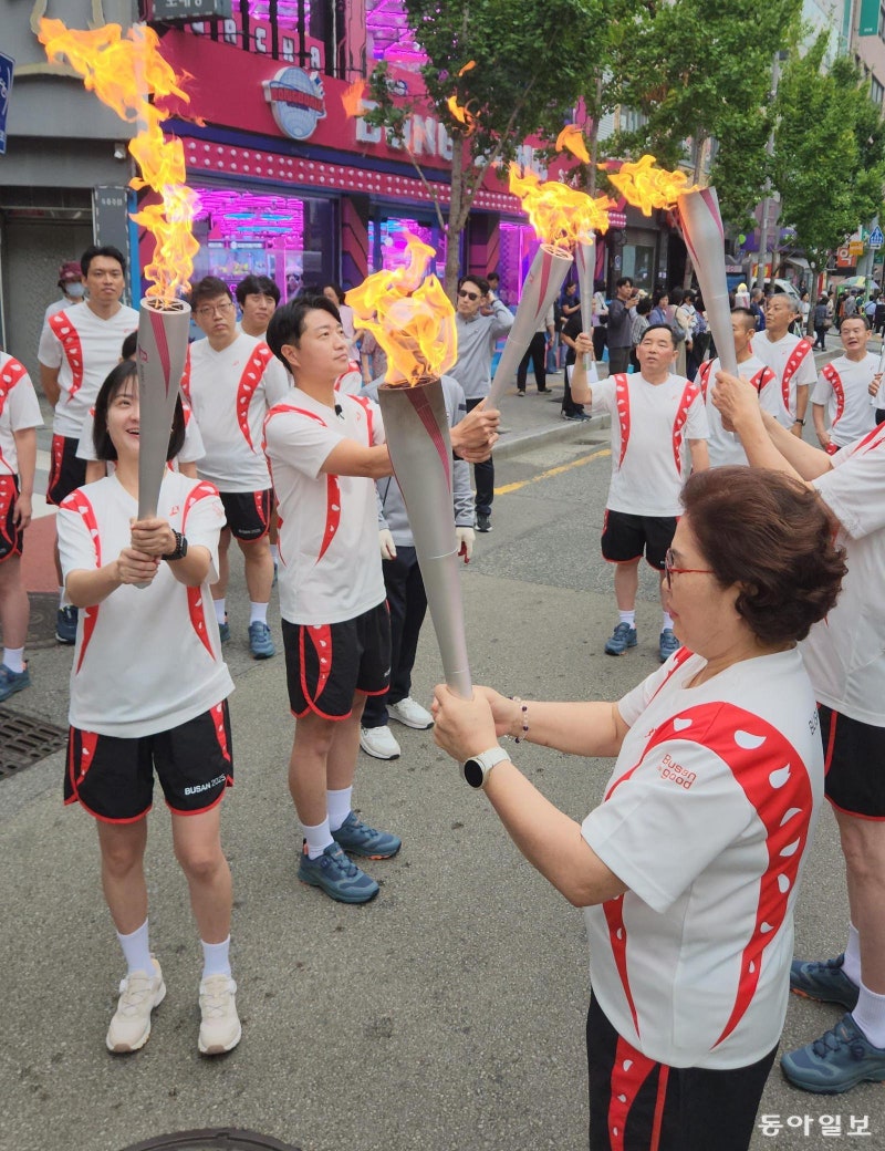 [현장속으로]부산시민 1200명, 전국체전 성화 릴레이