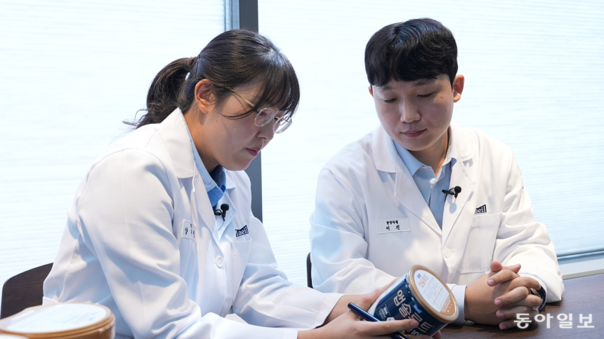 양지연 매일유업 MIC 뉴트리션연구소 팀장(왼쪽)과 이진 연구원이 최근 개발한 앱솔루트 산양100을 들고 조제분유 트렌드에 대해 설명하고 있다. 이진한 의학전문기자·의사&#160;