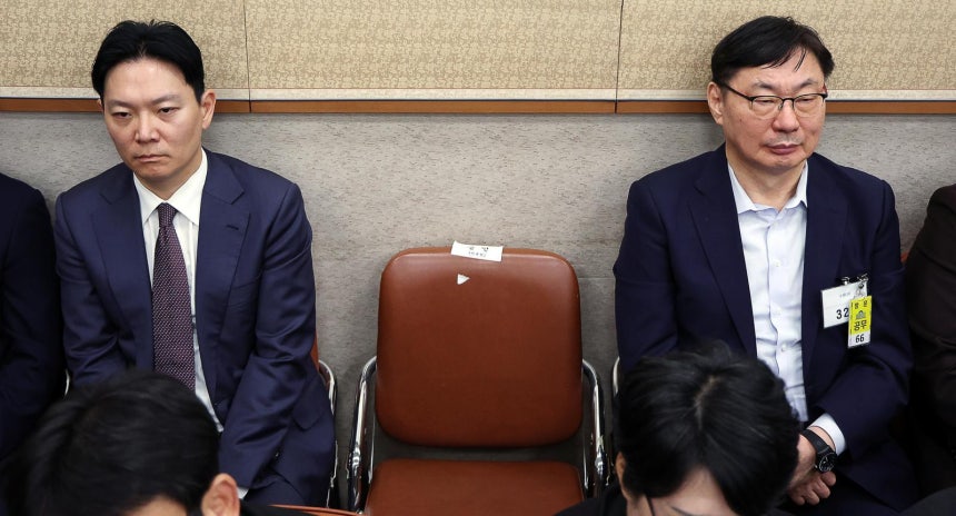 누가 거짓말? 14일 국회 법제사법위원회 국정감사에 증인으로 출석한 이화영 전 경기도 평화부지사(오른쪽)가 자신의 대북 송금 사건을 수사했던 박상용 검사와 의자 한 칸을 띄우고 앉