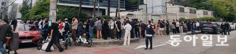 14일 서울 성동구 팔란티어 팝업스토어 건물 앞에서 방문객들이 입장 대기를 하는 모습. 15일까지 열리는 이 팝업스토어에는 기업&#160;간 거래(B2B) 기업의 팝업스토어로는 이