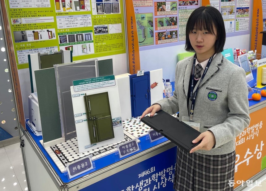 15일 대전 국립중앙과학관 사이언스홀에서 열린 제46회 전국학생과학발명품경진대회 시상식에서 대통령상을 받은 이정민 양이 자신의 출품작을 소개하고 있다. 대전=이정훈 기자 jh89@