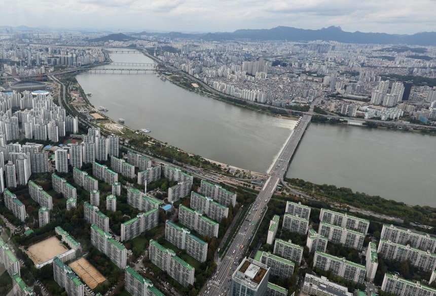 정부가 15일 부동산 관계장관회의를 열고 ‘주택시장 안정화 대책’을 확정·발표했다. 서울 전역과 분당 과천 등 경기도 12개 지역이 조정대상지역·투기과열지구로 확대 지정되며 토지거