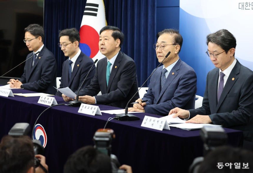 15일 오전 정부 서울청사에서 주택시장 안정화 대책 관계부처 합동 기자회견이 열리고 있다. 이재명 정부 들어 3번째. 왼쪽부터 임광현 국세청장 윤창렬 국무조정실장 구윤철 기획재정부