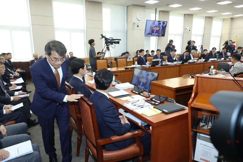 이번엔 선관위장 국감 이석 놓고 공수 바꾼 여야