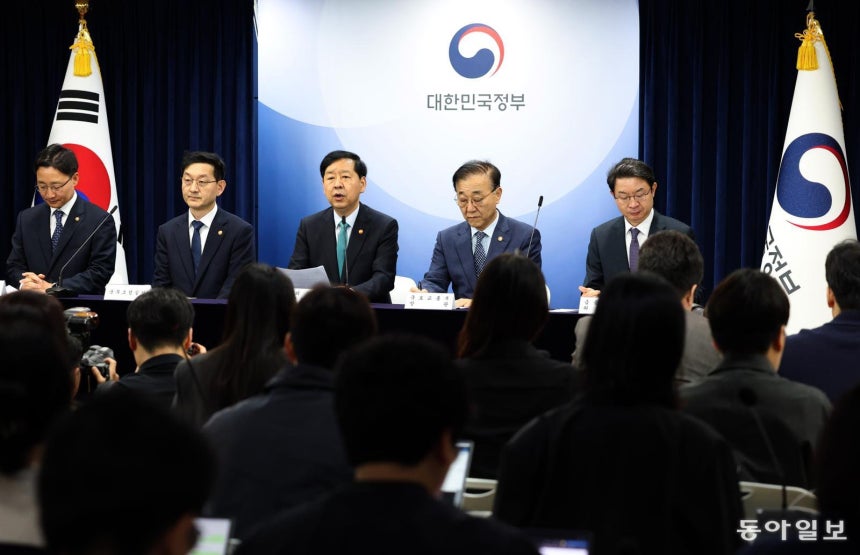 15일 오전 정부 서울청사에서 주택시장 안정화 대책 관계부처 합동 기자회견이 열리고 있다. 이재명 정부 들어 3번째. 왼쪽부터 임광현 국세청장 윤창렬 국무조정실장 구윤철 기획재정부