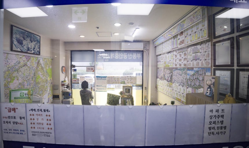 정부가 10·15 부동산 대책을 발표한 15일 오전 서울 마포구의 한 부동산 밀집 상가에 매물 안내판이 텅 비어 있다. 정부가 6·27 대출 규제과 9·7공급대책에 이어 발표한 추