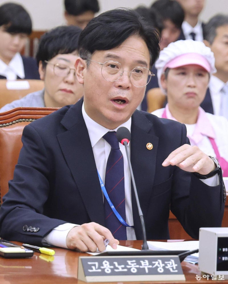 노동장관 “주 4.5일제 법제화 안한다”