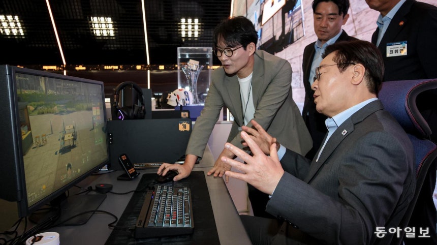 이재명 대통령이 15일 서울 성동구 펍지(PUBG) 성수에서 열린 K게임 현장 간담회에 앞서 게임사 크래프톤의 신작 게임인 ‘인조이’를 체험해 보고 있다. 송은석 기자 silver