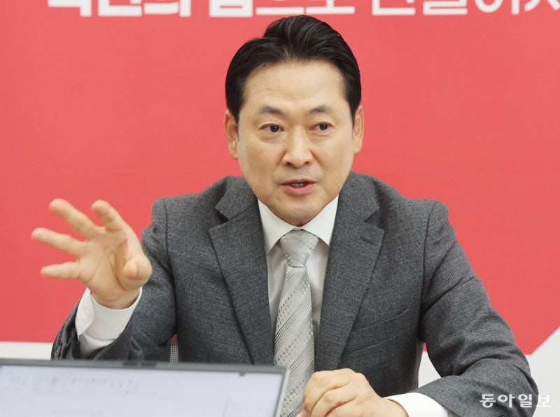 “국민의힘, 겁 많고 공격에 취약… 싸우지 않는 자 배지 떼는 게 혁신” [데스크가 만난 사람]