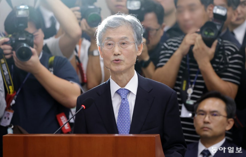 조희대 대법원장이 13일 서울 여의도 국회에서 열린 법제사법위원회의 대법원 등에 대한 국정감사에서 인사말 하고 있다. 박형기 기자 oneshot@donga.com