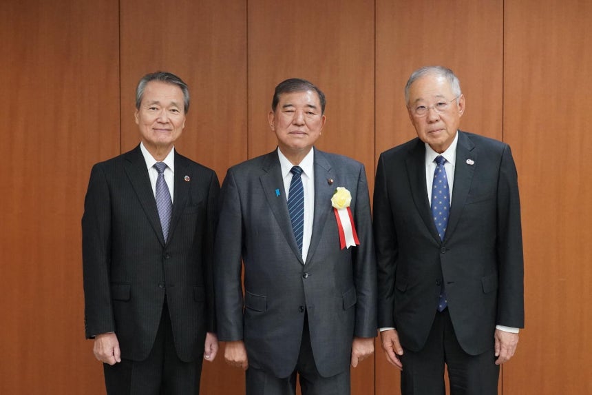 이시바 시게루 일본 총리(가운데)와 류진 한국경제인협회 회장(오른쪽), 쓰쓰이 요시노부 일본경제단체연합회 회장(왼쪽)이 16일 일본 도쿄 경단련회관에서 열린 ‘한일 국교 정상화 6