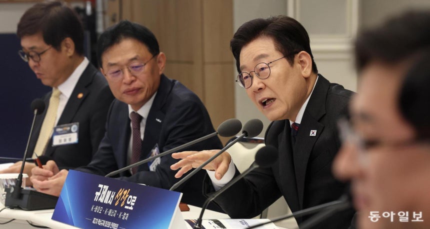 “규제 족쇄 풀어라” 이재명 대통령이 16일 용산 대통령실에서 열린 제2차 핵심규제 합리화 전략회의에서 발언하고 있다. 이 대통령은 “무조건 ‘일단 안 돼’라고 할 것이 아니라 ‘