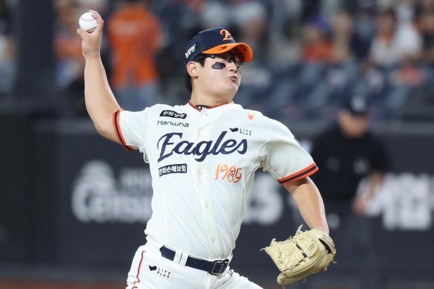 2025 정규시즌 마지막 등판에서 끝내기 홈런을 허용하며 한화의 프로야구 한국시리즈 직행 희망을 깨뜨렸던 마무리 투수 김서현은 17일 시작되는 삼성과의 플레이오프에서 다시 한 번 