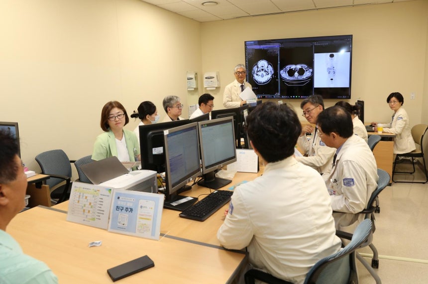 서울성모병원 혈액병원 림프종센터 다학제 협진 현장. 환자(왼쪽)가 참석한 가운데 의료진이 치료법을 제안하고 결정한다. 림프종센터는 올 9월 기준으로 4160여 건의 다학제 협진을 