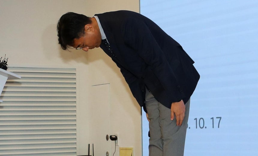 17일 서울 종로구 KT 광화문 사옥에서 열린 무단 소액결제 및 개인정보 유출 관련 브리핑에서 서창석 KT 네트워크 부문 부사장이 피해 고객들에게 고개 숙여 사과하고 있다. 뉴시스