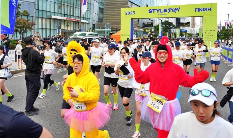 “이색 복장 입고 뜁니다” 스타일런