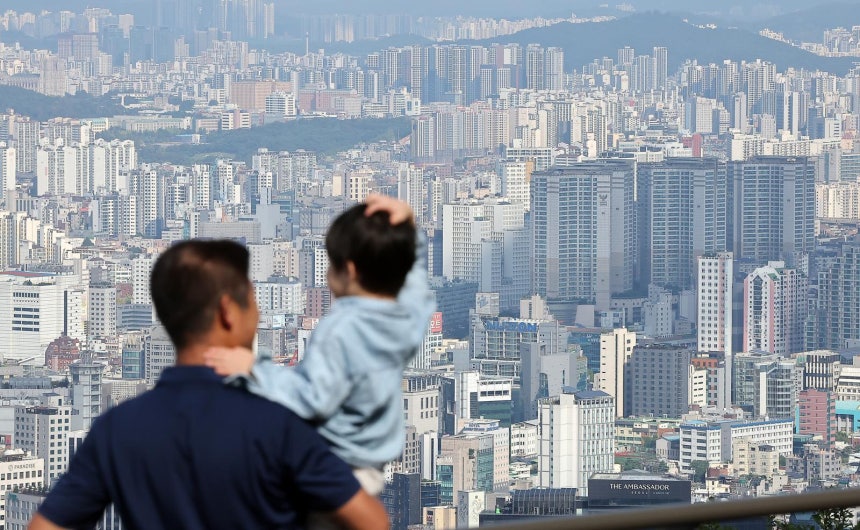 &#160;이재명 정부가 서울 전역과 경기 12곳을 규제 지역으로 지정한 10·15 부동산 대책을 발표한 가운데 갭투자 수요를 차단하고자 해당 지역들은 오는 20일부터 내년 12월