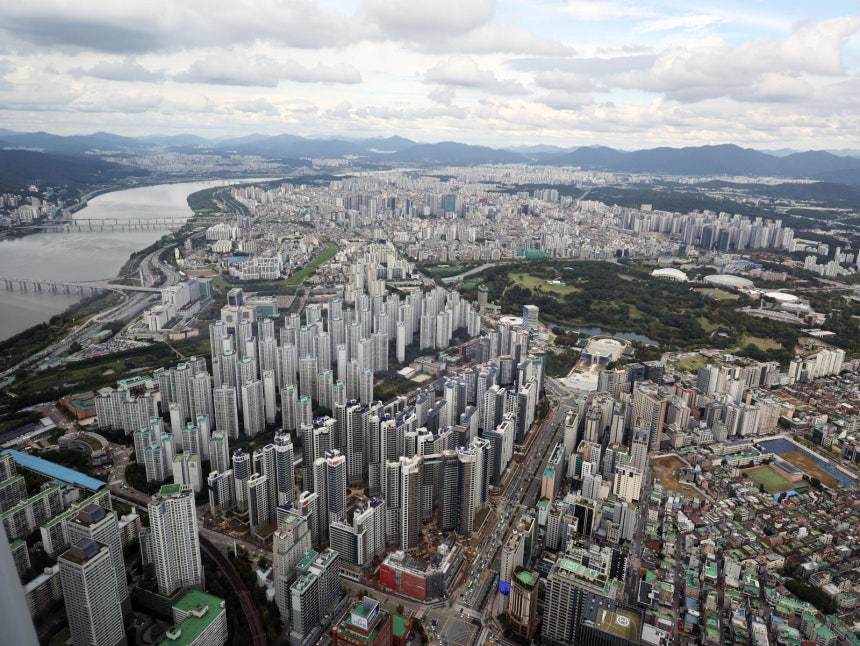 서울 송파구 롯데월드타워에서 바라본 아파트 단지. 2025.10.15 뉴스1