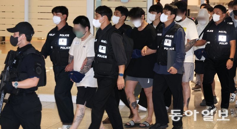 수갑 찬 채 64명 국내송환… 경찰, 조사뒤 구속영장 신청