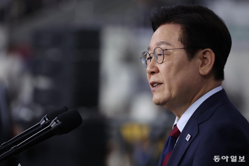 이재명 대통령이 17일 부산 아시아드주경기장에서 열린 ‘제106회 전국체육대회’ 개회식에 참석해 기념사를 하고 있다. 2025.10.17&#160;송은석 기자 silverstone