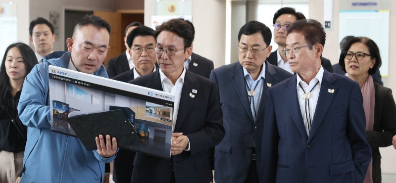 ‘APEC CEO 서밋’ 행사장 점검하는 김민석