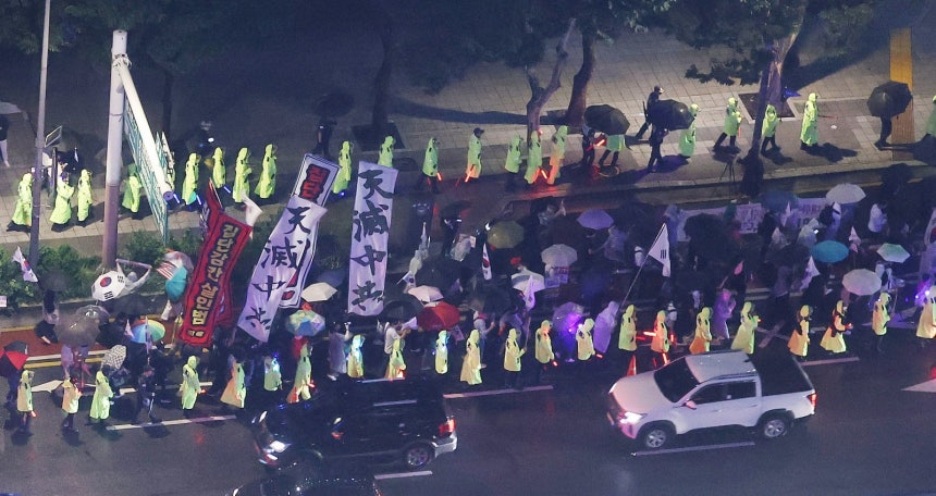 윤석열 전 대통령을 지지하는 보수 성향의 단체들이 19일 서울 명동에서 집회가 제한되자 종각 인근에서 ‘반중 시위’ 행진을 하고 있다.  2025.9.19 뉴스1