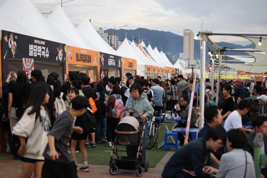 18일 춘천 막국수닭갈비축제가 열리고 있는 공지천 산책로가 많은 시민과 관광객들로 북적이고 있다. 축제는 16∼19일 나흘 동안 공지천 산책로와 도심 곳곳에서 열렸다. 춘천시 제공