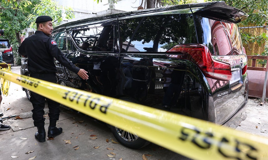 국립과학수사연구원 부검의, 담당 수사관 등이 탑승한 차량이 20일(현지시간) 캄보디아 프놈펜 턱틀라사원에서 지난 8월 보코산 지역의 온라인스캠범죄단지에 감금돼 고문 끝에 숨진 대학생 박모씨의 시신을 부검하기 위해 안