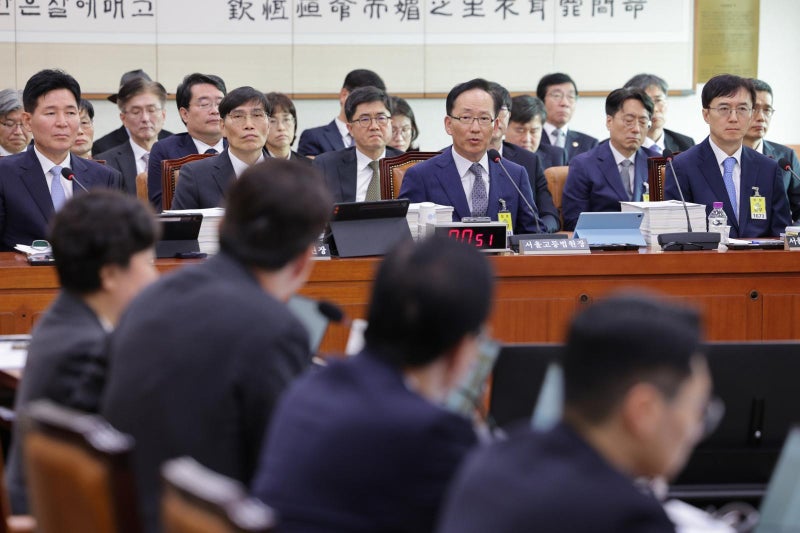 與 “李 재판 이례적 빨라, 조희대 개입 의심”… 野 “현직 대통령 5개 재판 계속 진행시켜야”