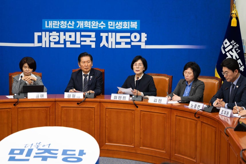 최민희 더불어민주당 언론개혁특별위원장이 20일 서울 여의도 국회에서 열린 언론개혁특별위원회 허위조작정보 근절안 발표 기자회견에서 모두 발언을 하고 있다. 2025.10.20 뉴스1