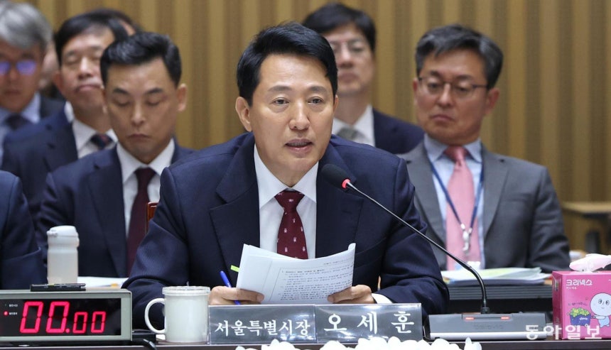 20일 서울 중구 서울시청에서 열린 국회 국토교통위원회의 서울시 국정감사에서 오세훈 서울시장이 의원들의 질의에 답하고 있다. 변영욱 기자 cut@donga.com